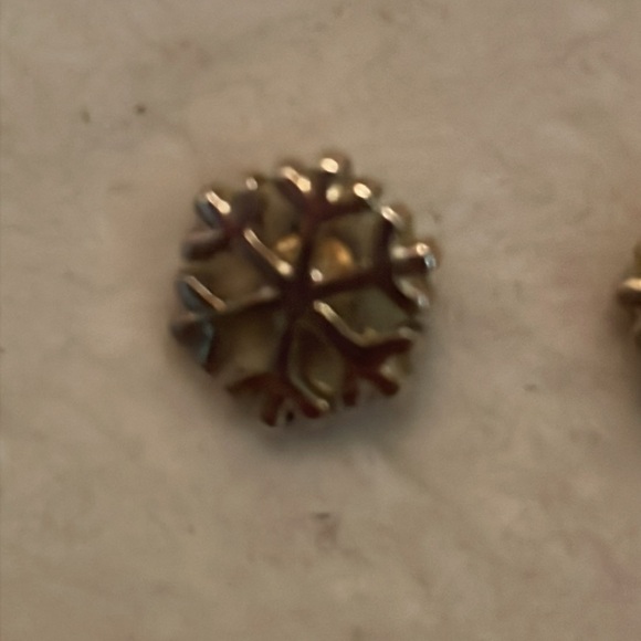 0.5” mixed metal gold & silver tone snowflake shaped stud earrings - Picture 7 of 11